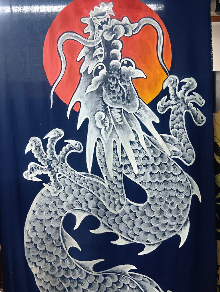 タイの職人が藍色の布に手書きで描いた迫力ある龍の高さ2メートルある飾り布