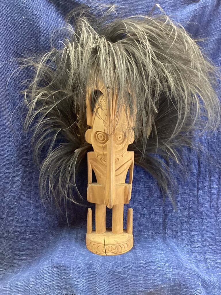 木彫りの古い人形
